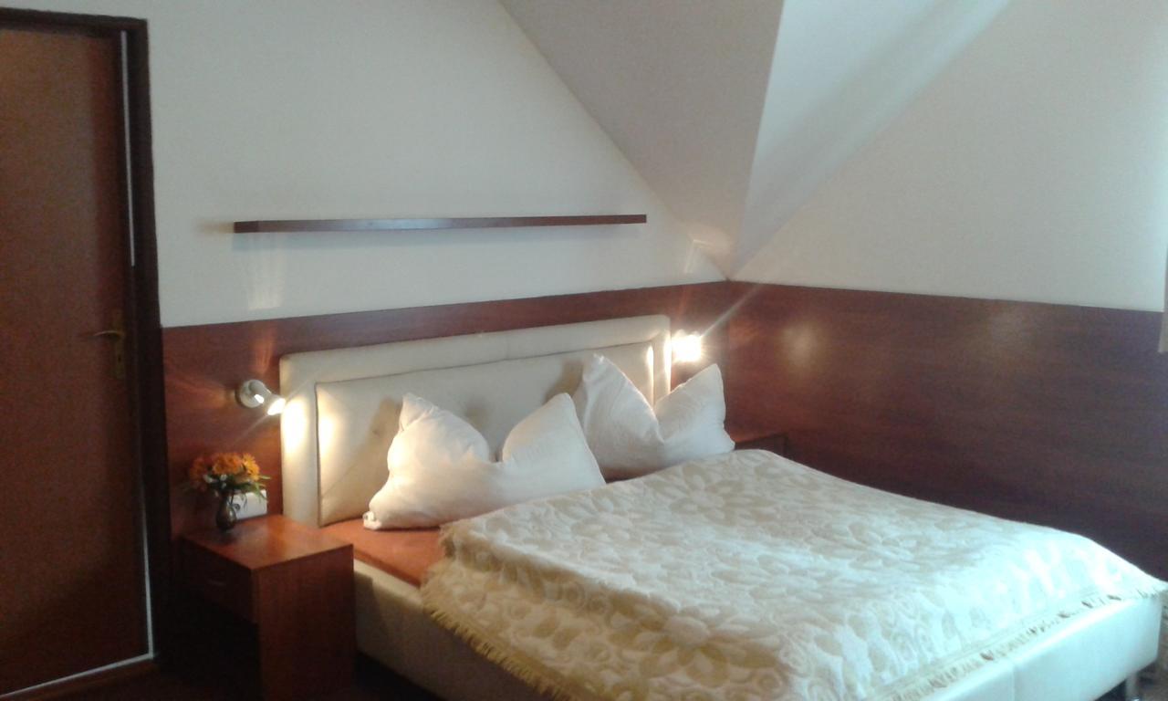 Penzion Mirabel Hotell Bešeňová Exteriör bild
