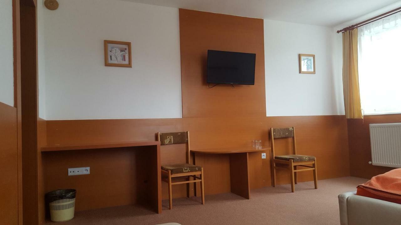 Penzion Mirabel Hotell Bešeňová Exteriör bild
